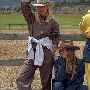 Daily Drills Fleece Vintage joggers and Daily Crewneck
Sweatshirt set *m/L*